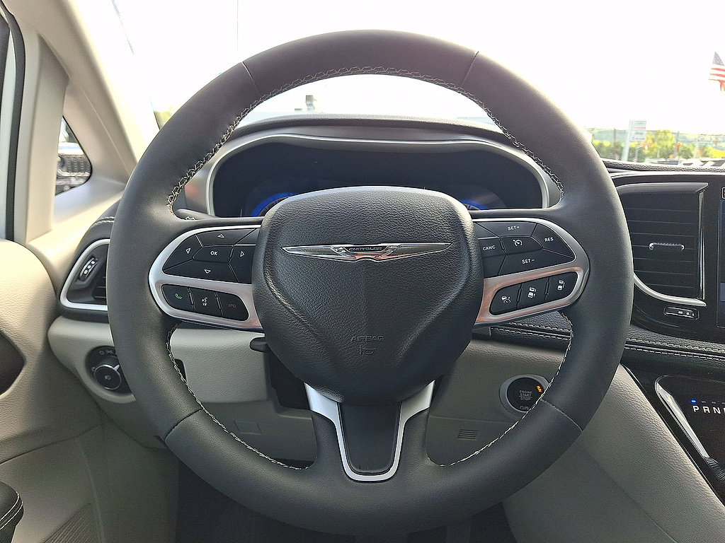 Used 2024 Chrysler Pacifica Touring-L FWD image 45