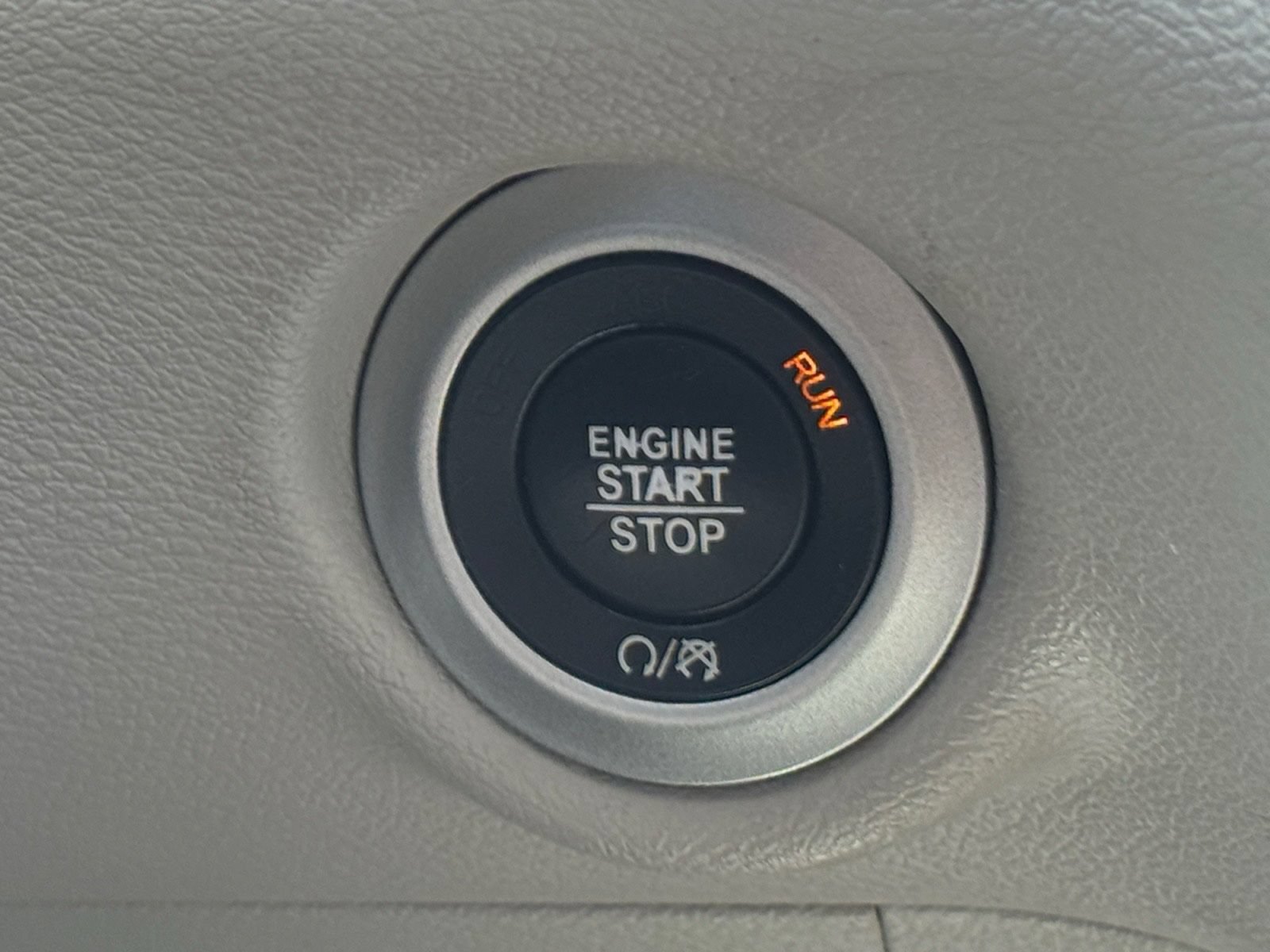 Used 2018 Chrysler Pacifica Touring w/ Tire & Wheel Group FWD image 5