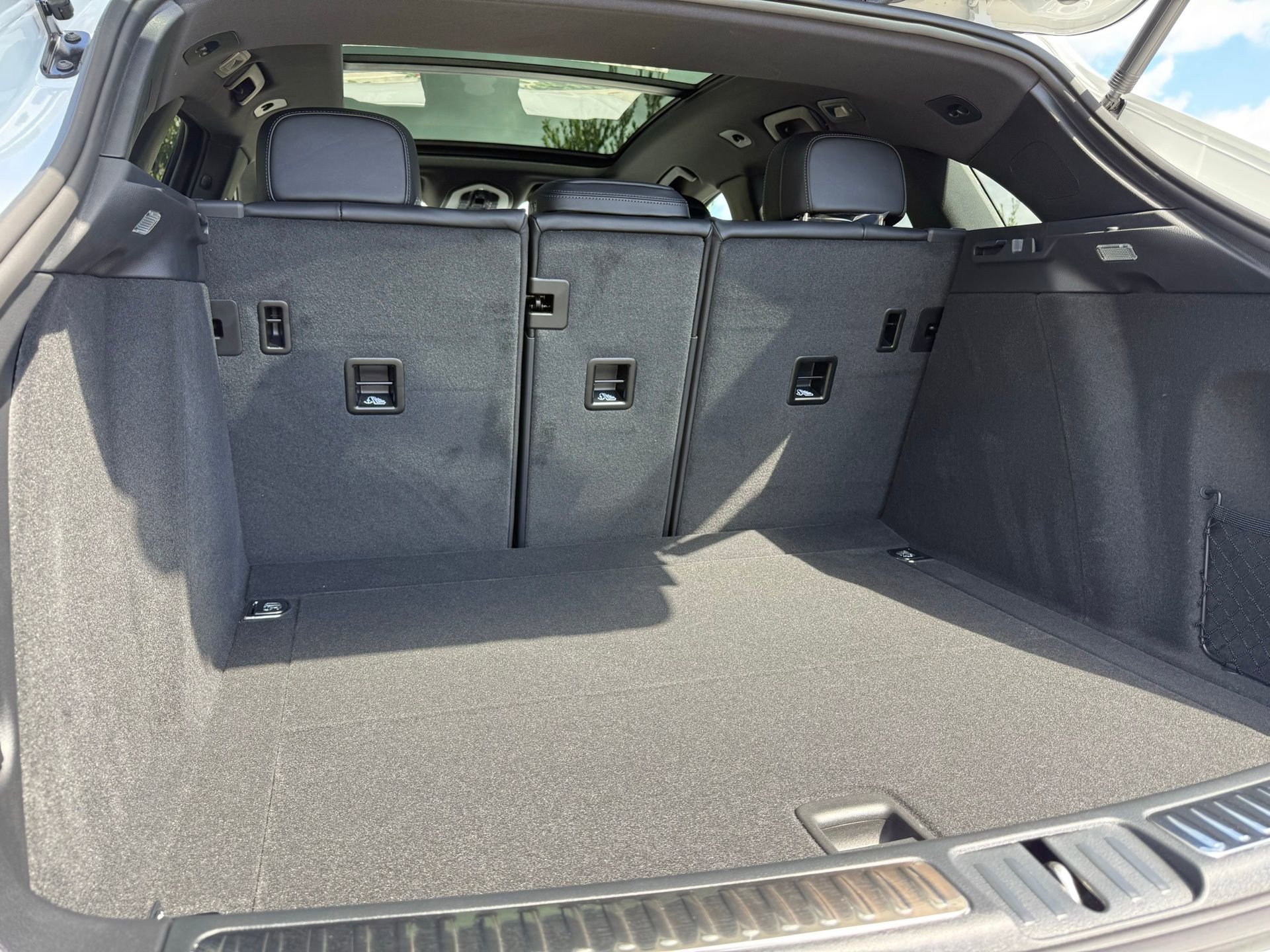 Used 2025 Porsche Macan image 33