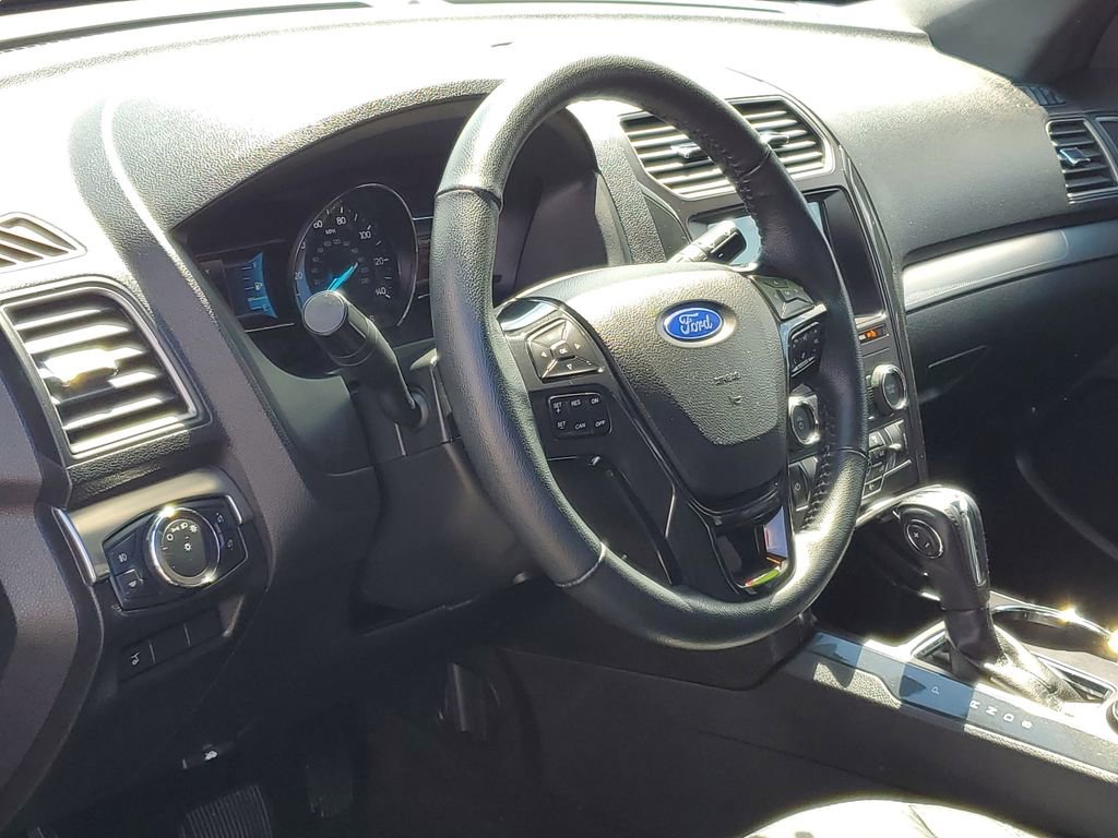 Used 2018 Ford Explorer XLT w/ Equipment Group 202A AWD/4WD image 11
