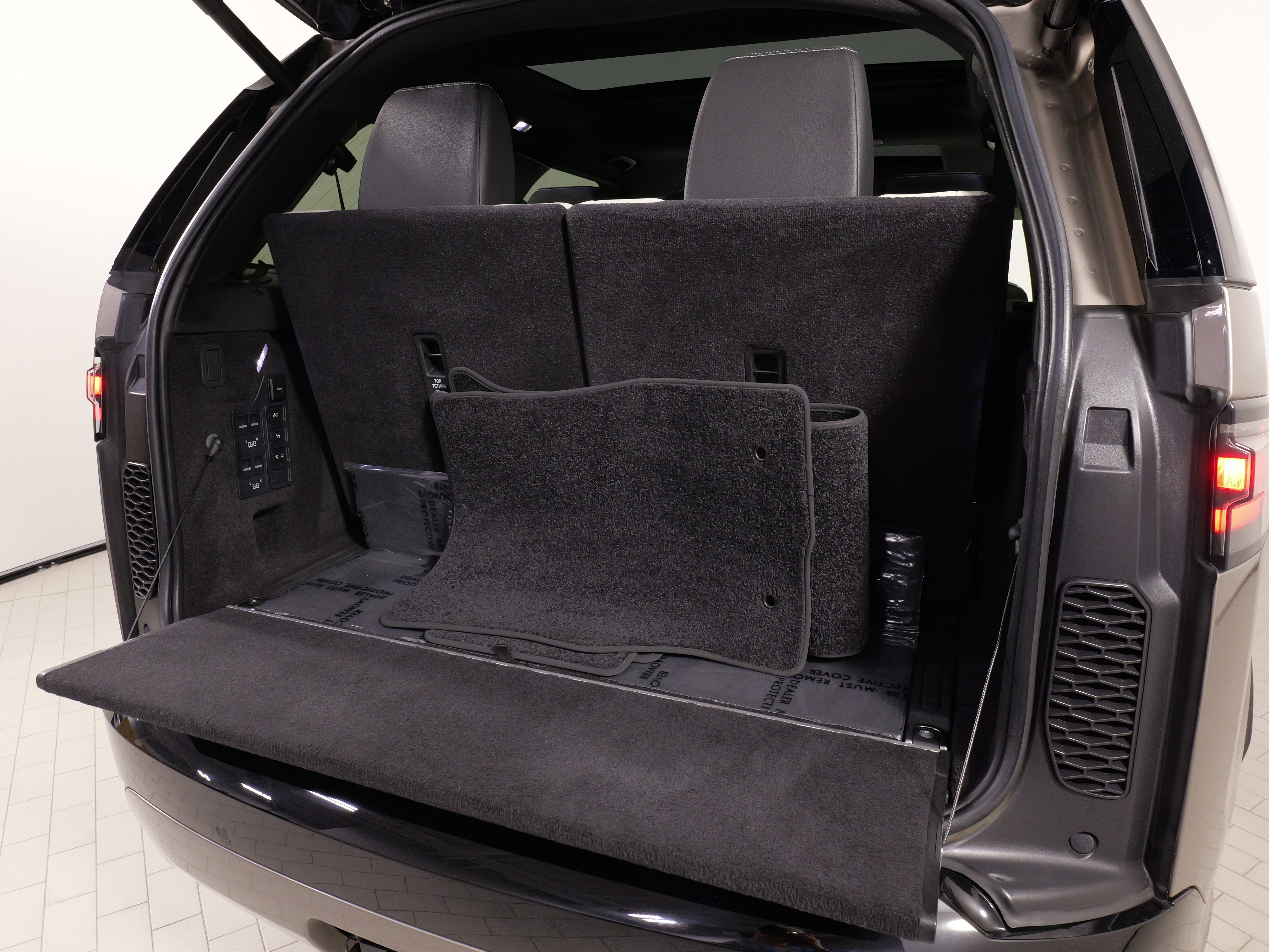 Used 2023 Land Rover Discovery S R-Dynamic AWD/4WD image 64