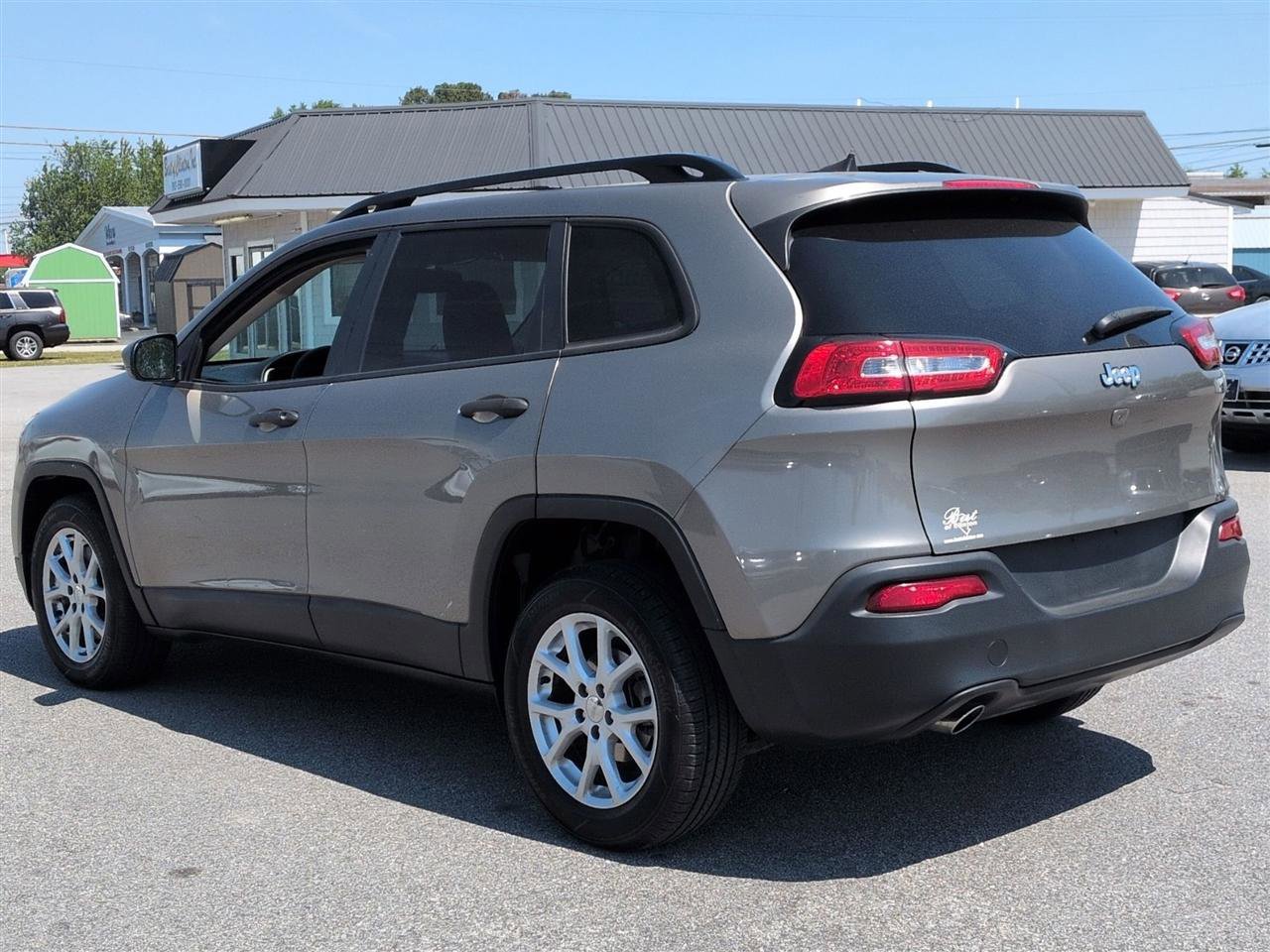 Used 2017 Jeep Cherokee Sport FWD image 5