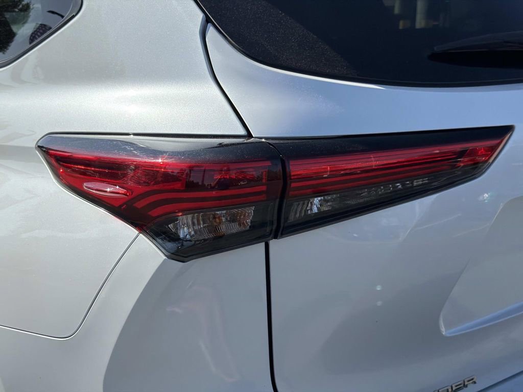 Used 2022 Toyota Highlander XSE FWD image 12