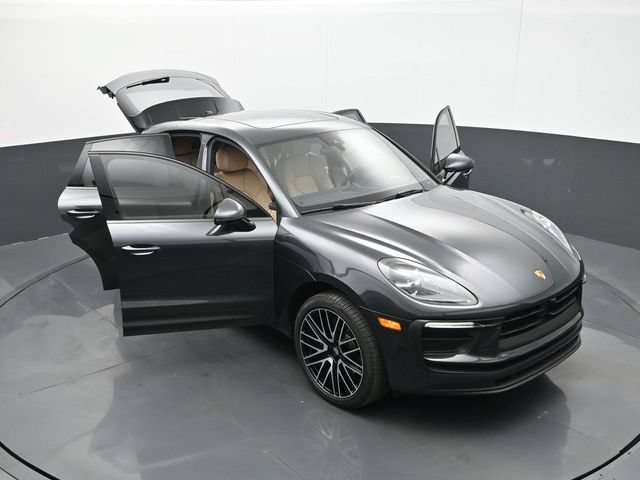 Certified 2025 Porsche Macan AWD/4WD image 33