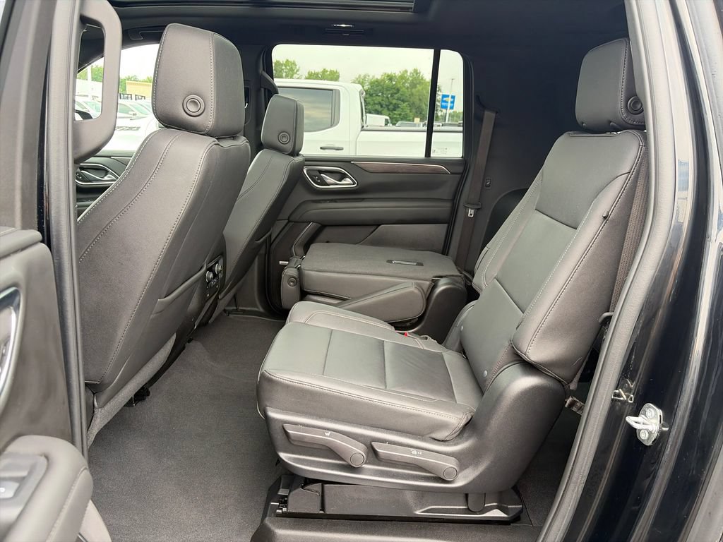 Used 2024 Chevrolet Suburban Z71 w/ Luxury Package AWD/4WD image 31