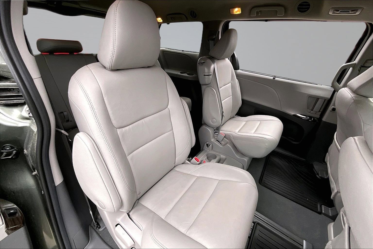 Used 2020 Toyota Sienna XLE w/ XLE Navigation Package image 28