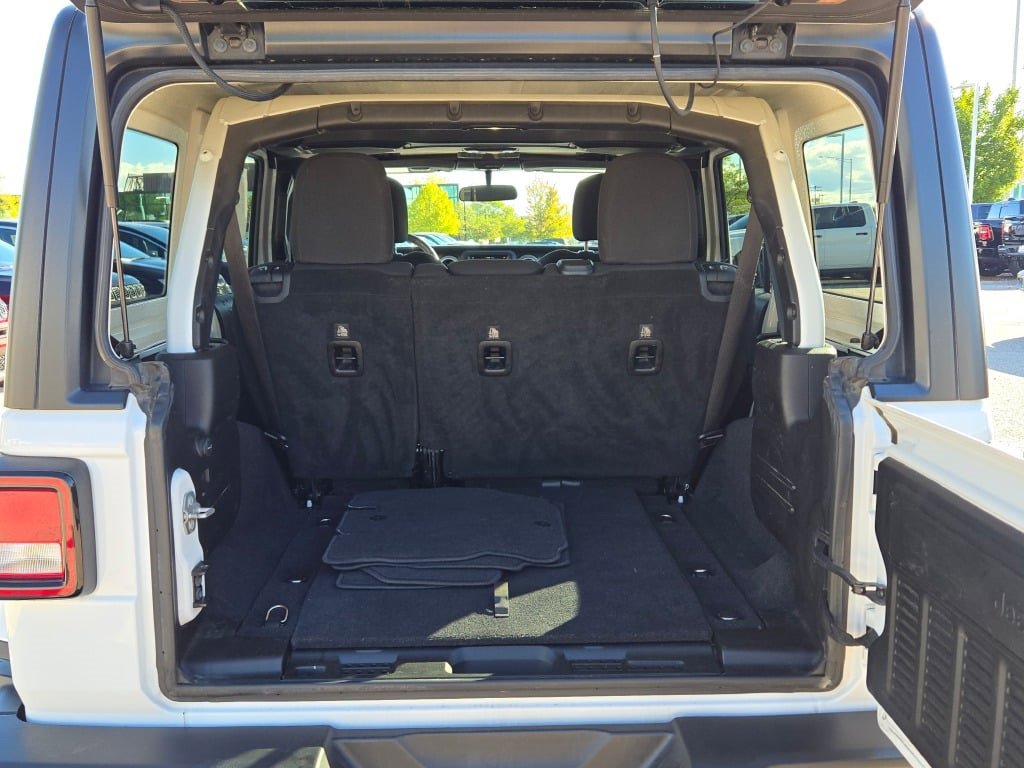 Used 2018 Jeep Wrangler Unlimited Sahara w/ Cold Weather Group image 16