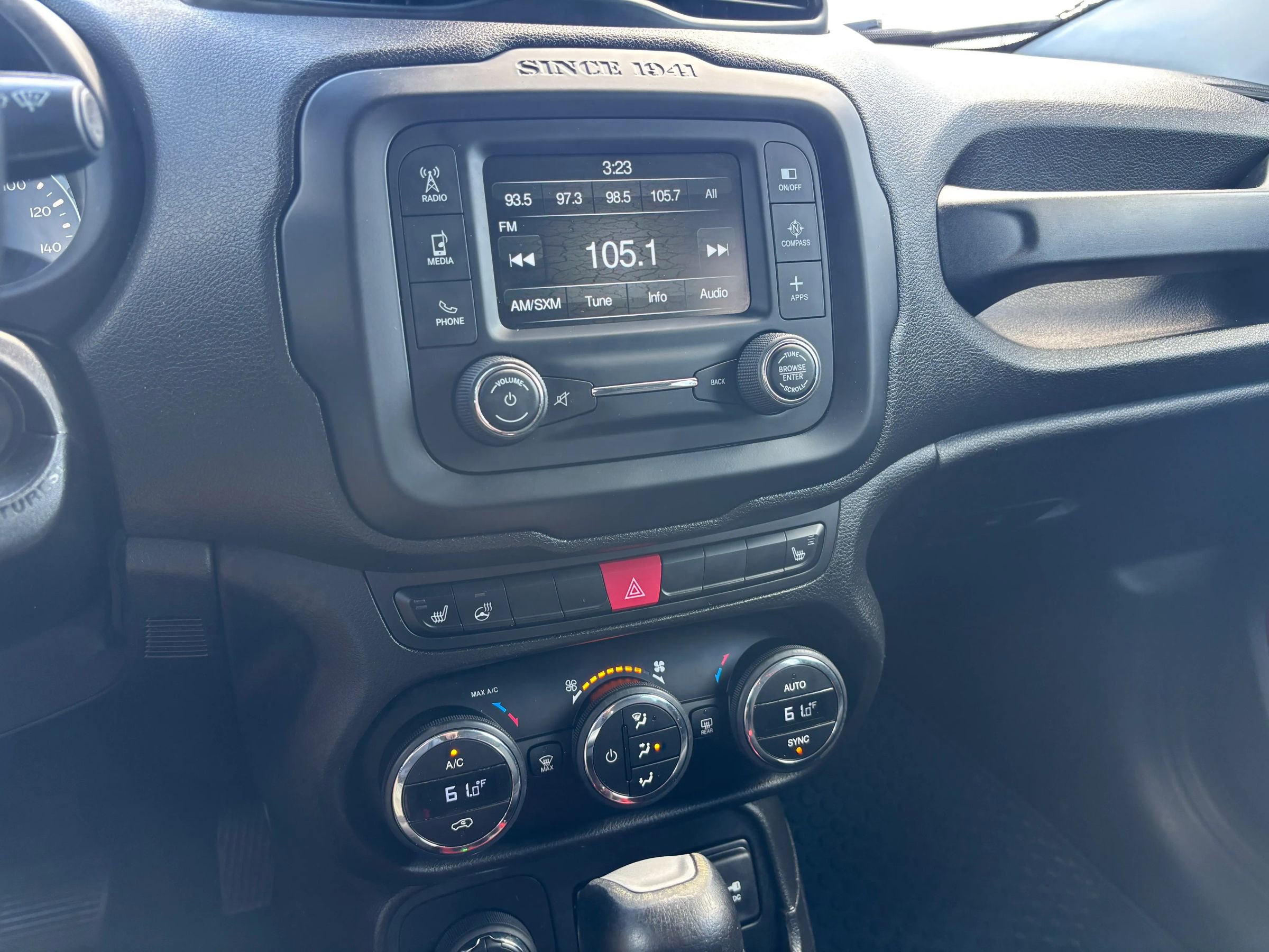 Used 2017 Jeep Renegade Trailhawk w/ Popular Equipment Group AWD/4WD image 31