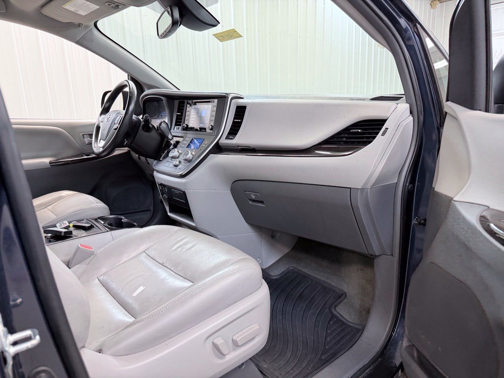 Used 2018 Toyota Sienna XLE w/ XLE Navigation Package FWD image 33