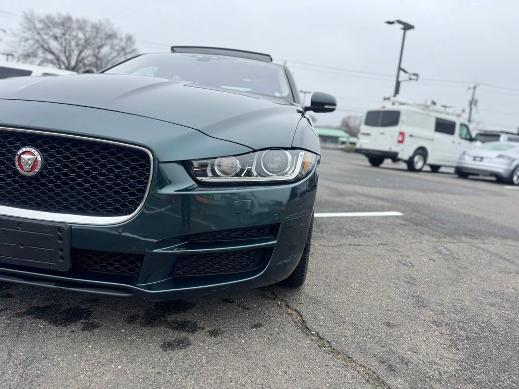 Used 2017 Jaguar XE Premium image 11