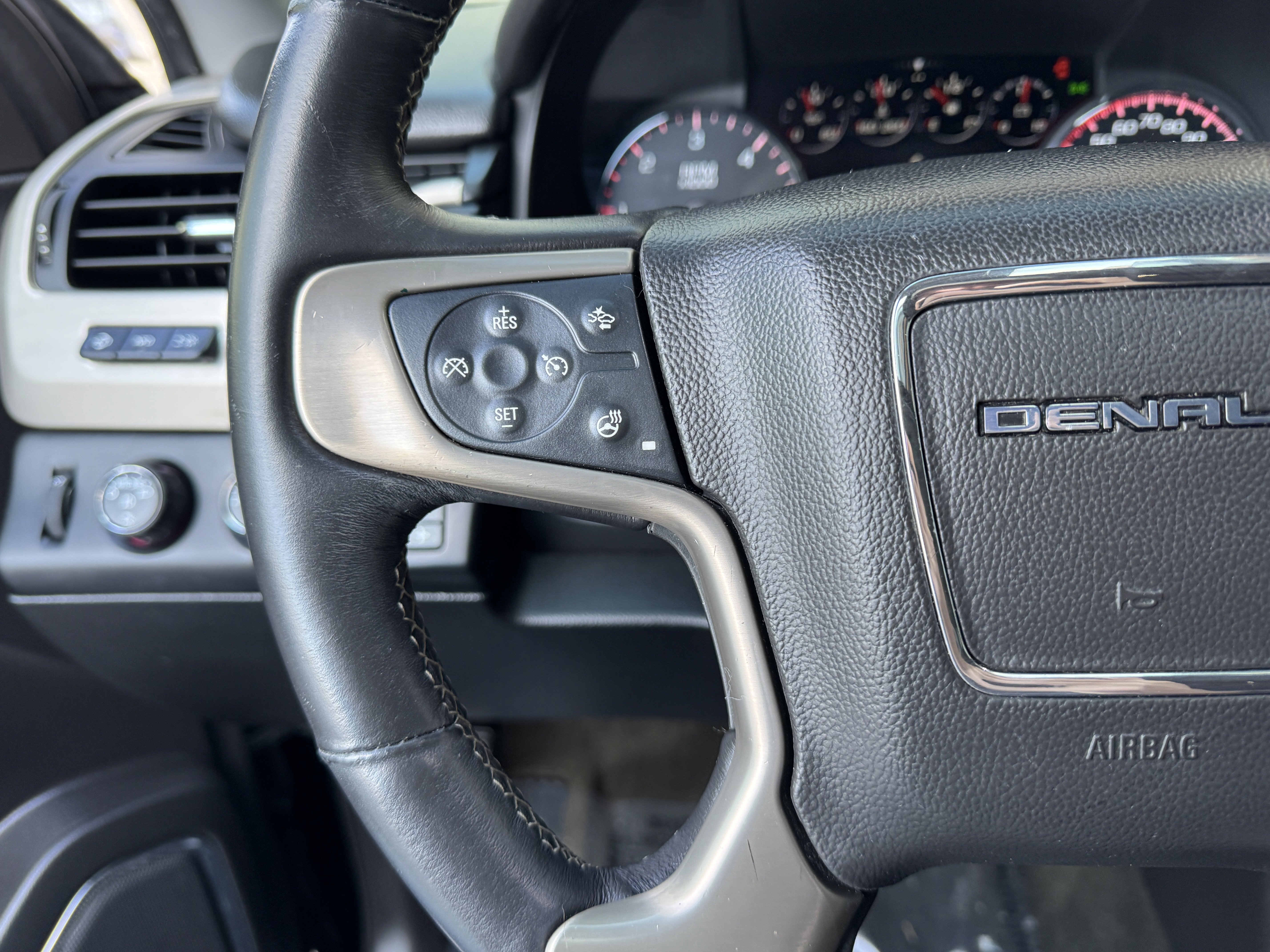 Used 2015 GMC Yukon Denali w/ Touring Package AWD/4WD image 28