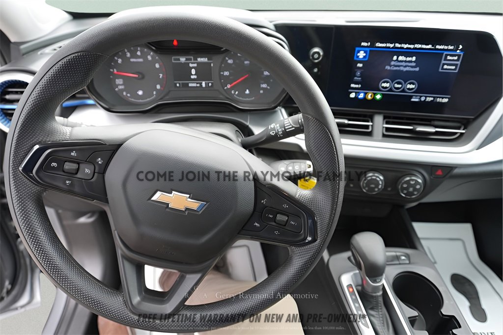 Used 2025 Chevrolet Trax LS w/ LS Convenience Package image 17