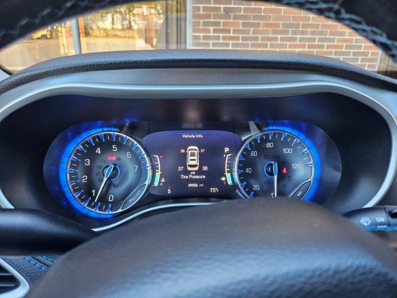 Used 2021 Chrysler Pacifica Touring-L FWD image 40