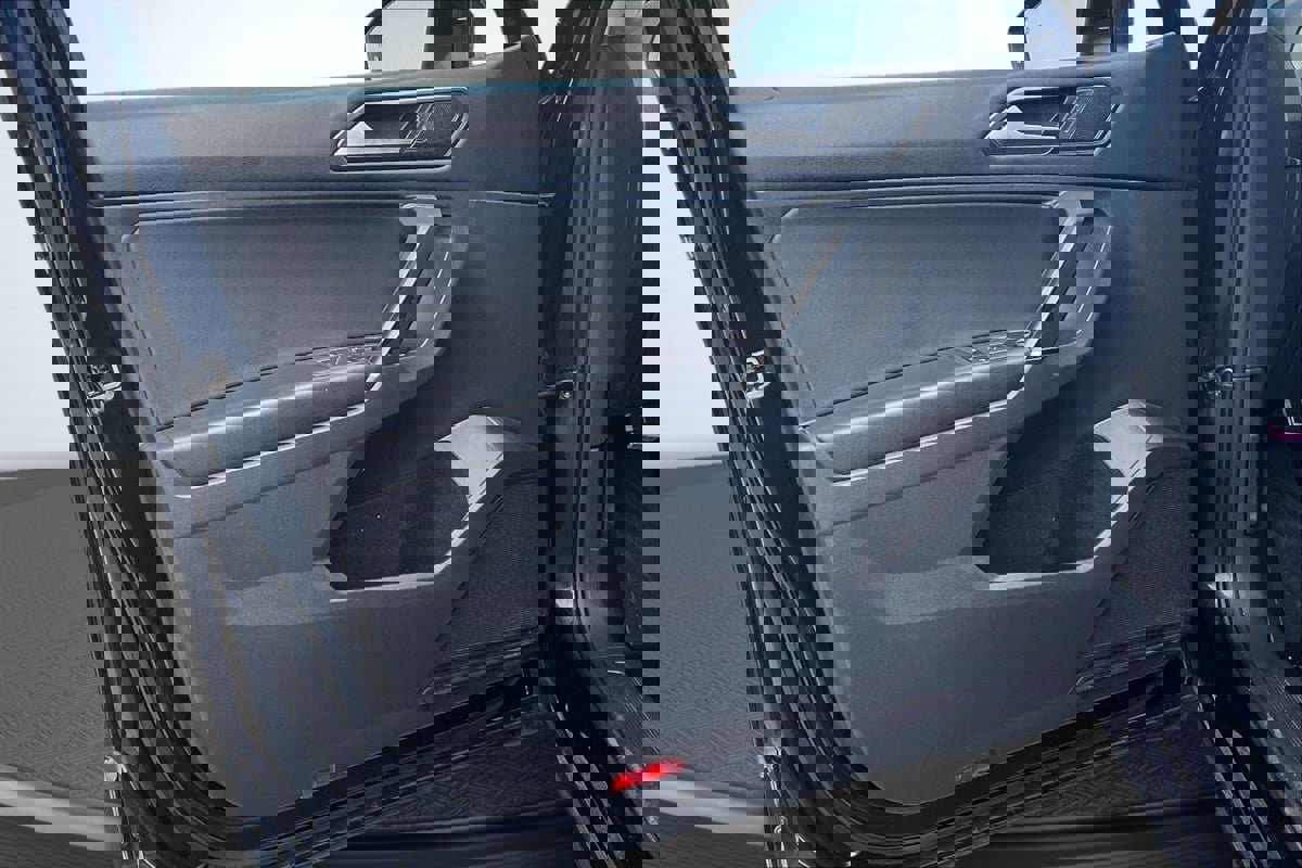 Used 2018 Volkswagen Tiguan SE w/ Panoramic Sunroof Package FWD image 23