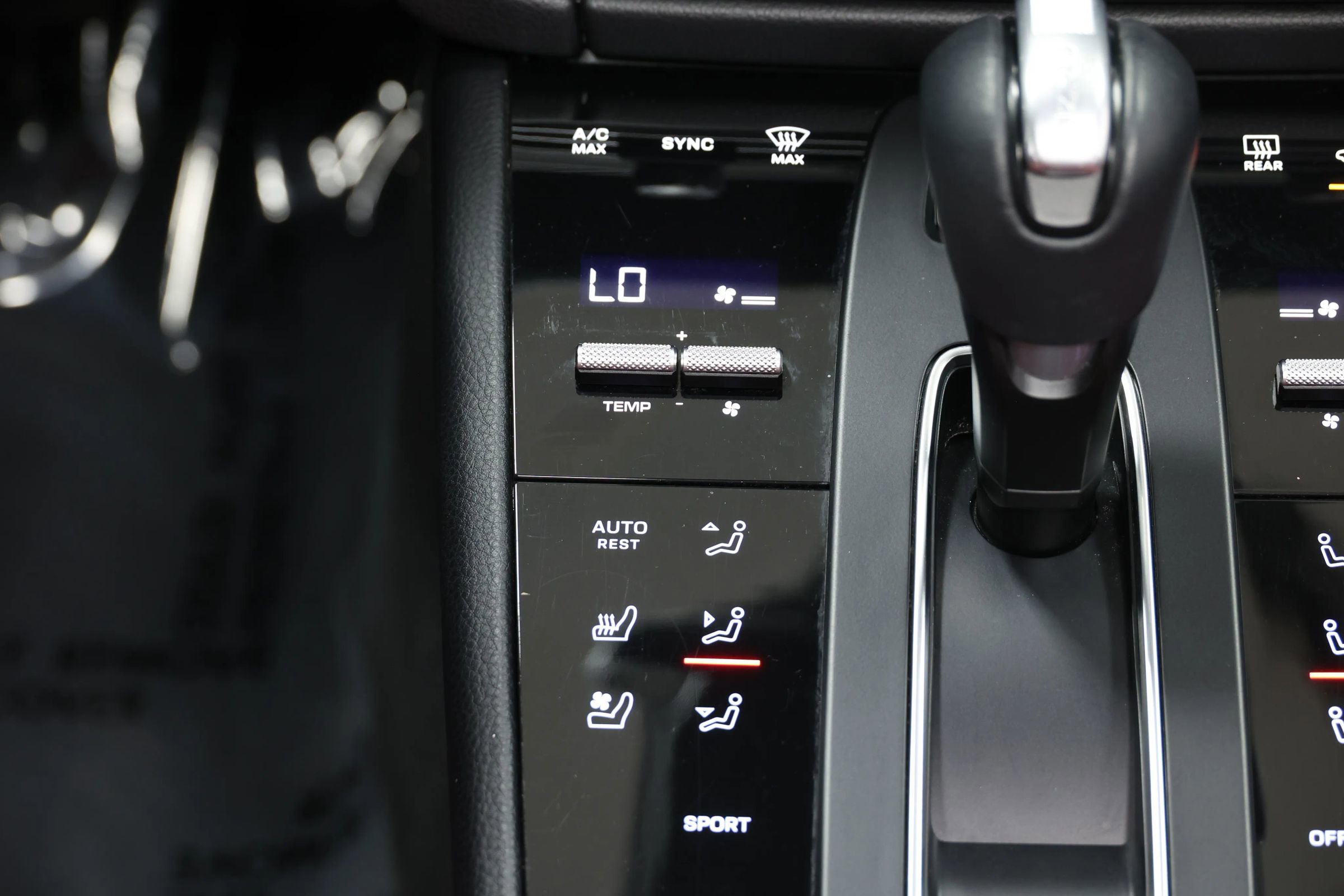 Used 2022 Porsche Macan image 34