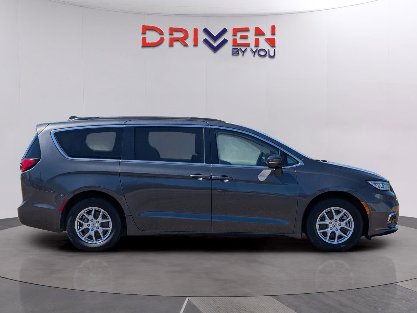 Used 2022 Chrysler Pacifica Touring-L image 6