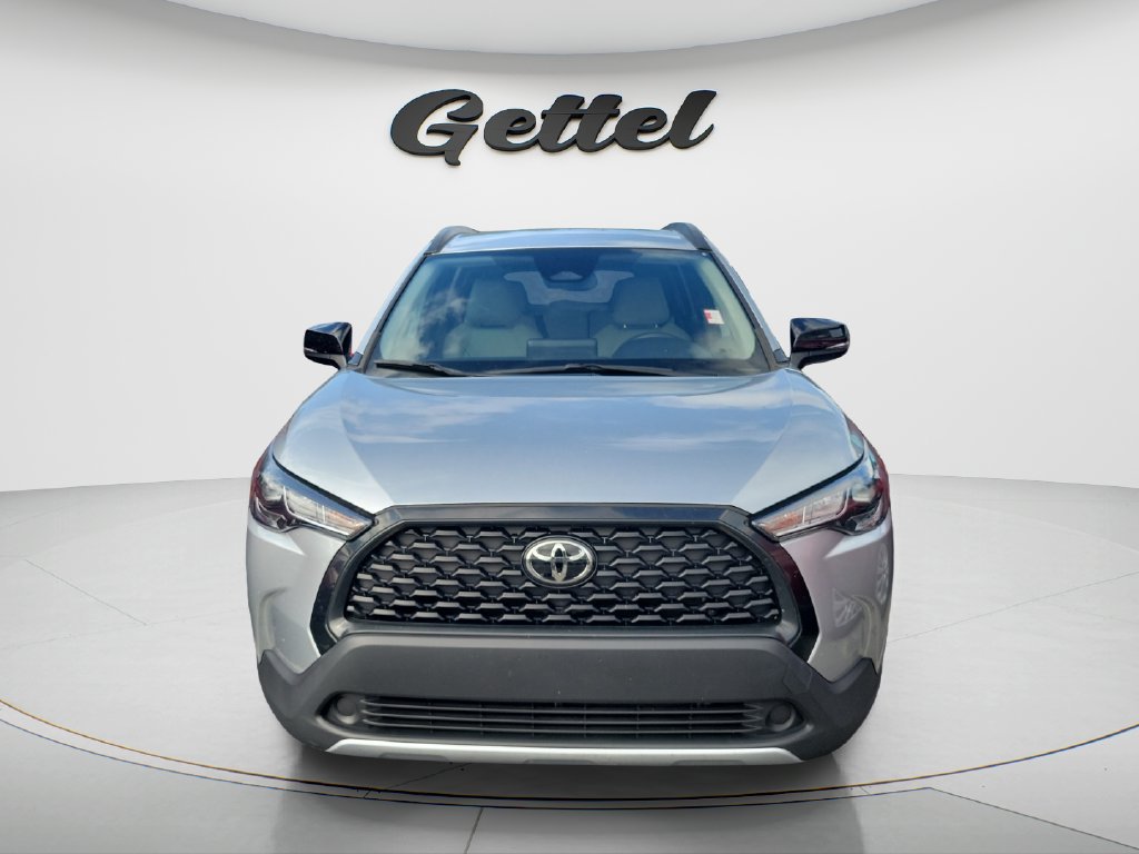 Used 2025 Toyota Corolla Cross LE FWD image 2