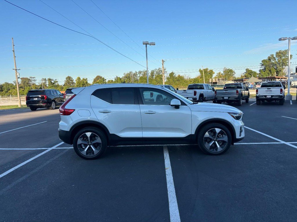 Used 2023 Volvo XC40 B5 Plus AWD/4WD image 2