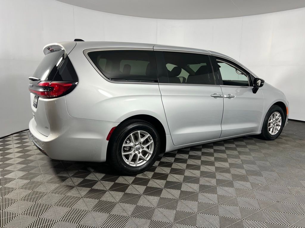 Used 2024 Chrysler Pacifica Touring-L image 7