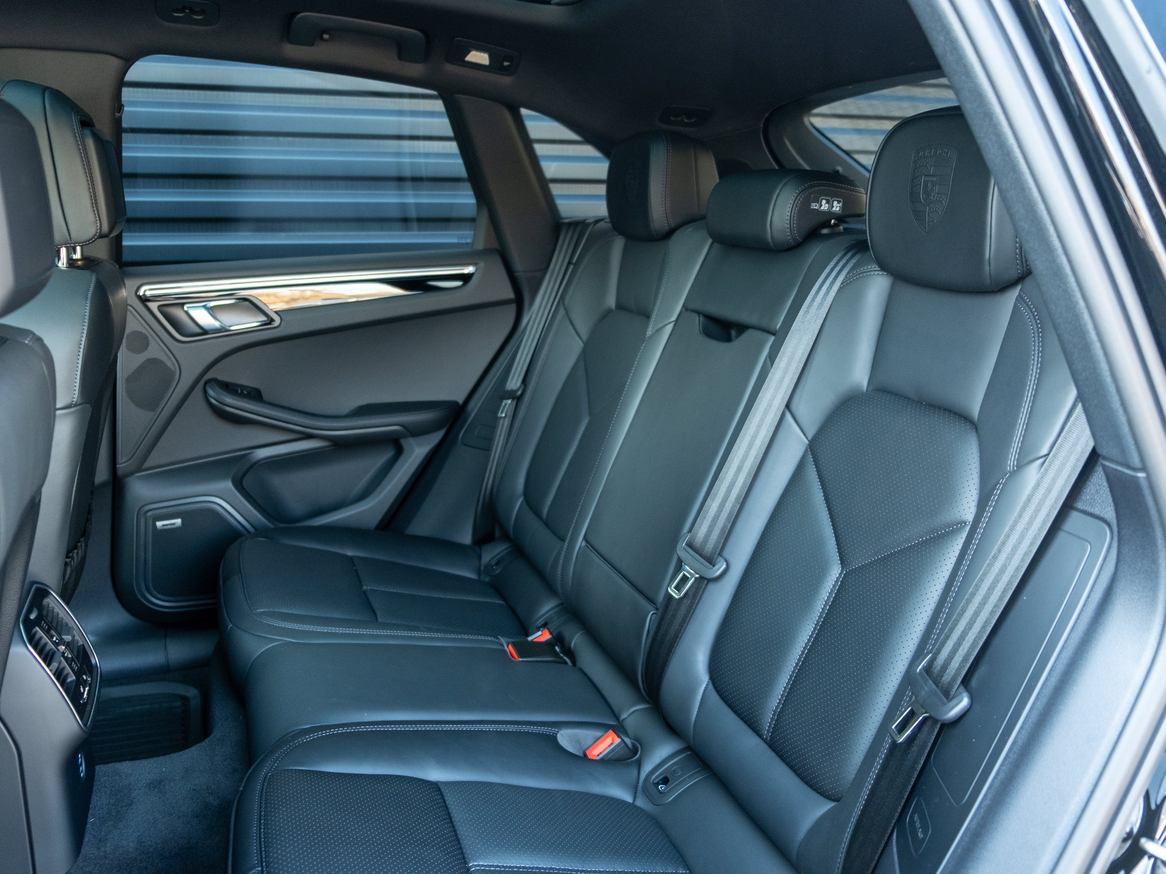 Certified 2026 Porsche Macan Turbo AWD/4WD image 37