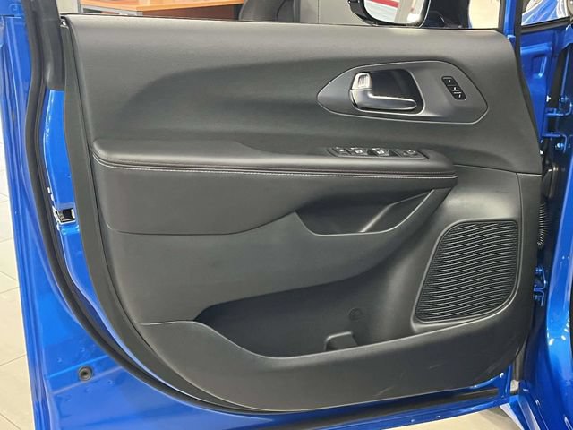 New 2027 Chrysler Pacifica Select FWD image 11