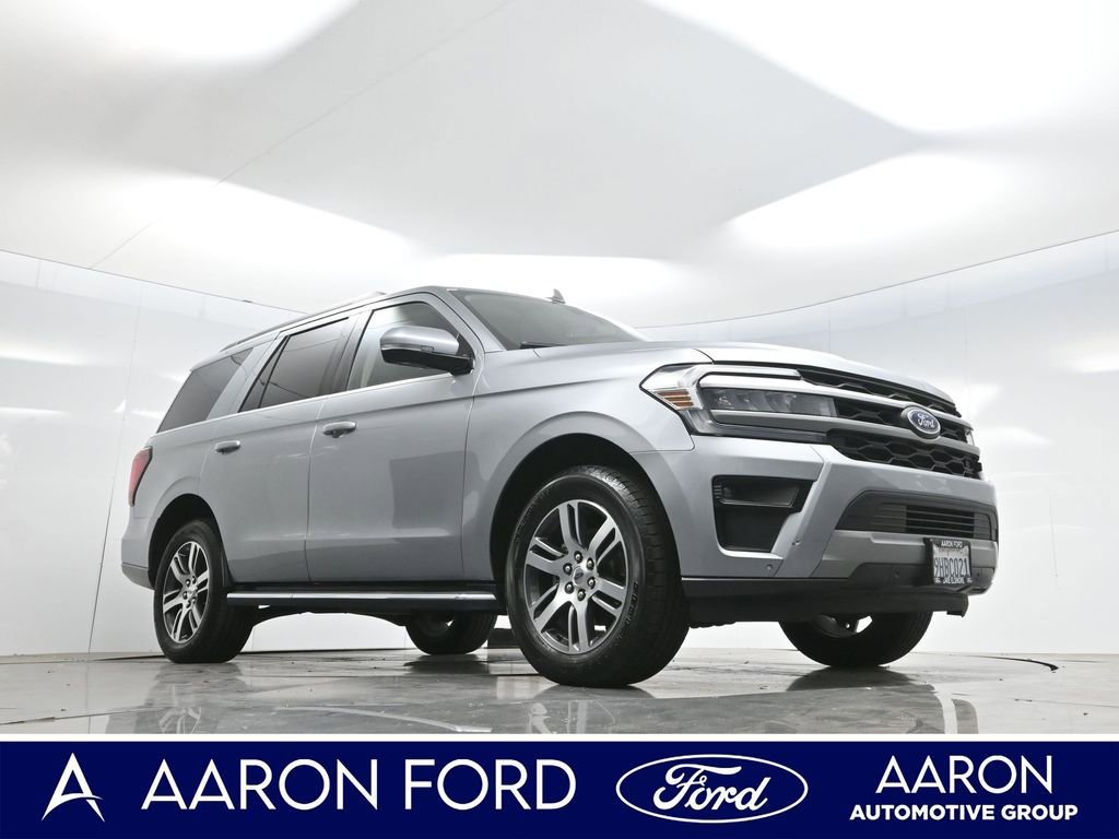 Used 2023 Ford Expedition XLT image 3