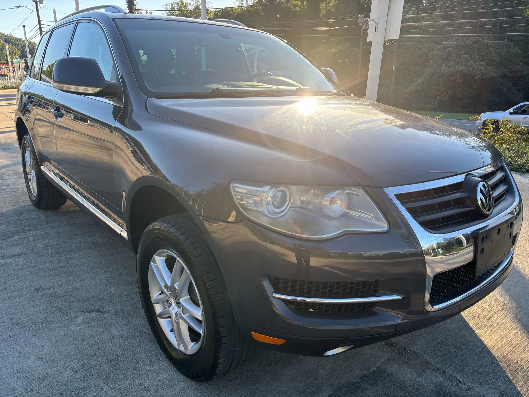 Used 2009 Volkswagen Touareg VR6 image 3