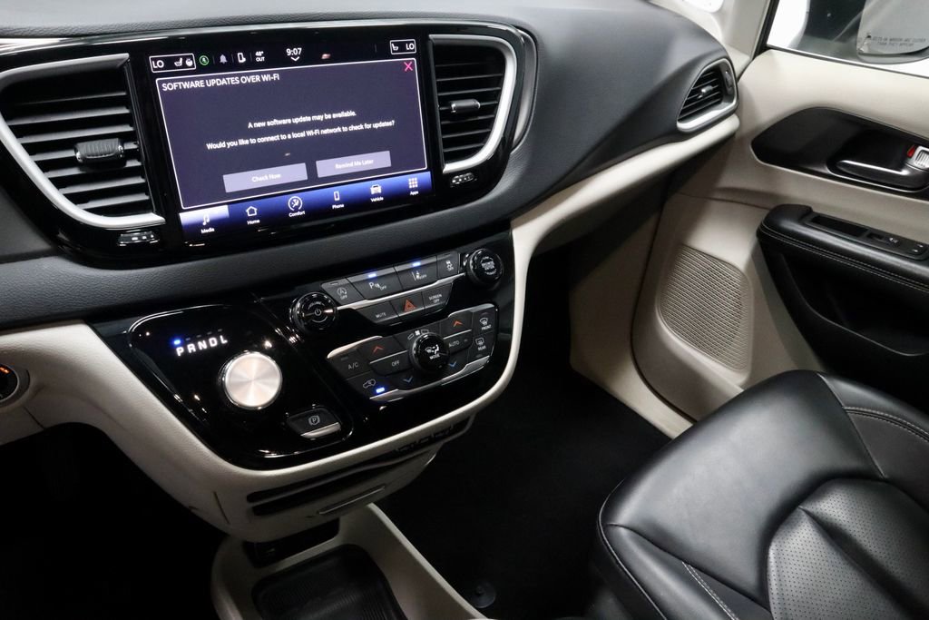 Used 2023 Chrysler Pacifica Touring-L FWD image 31
