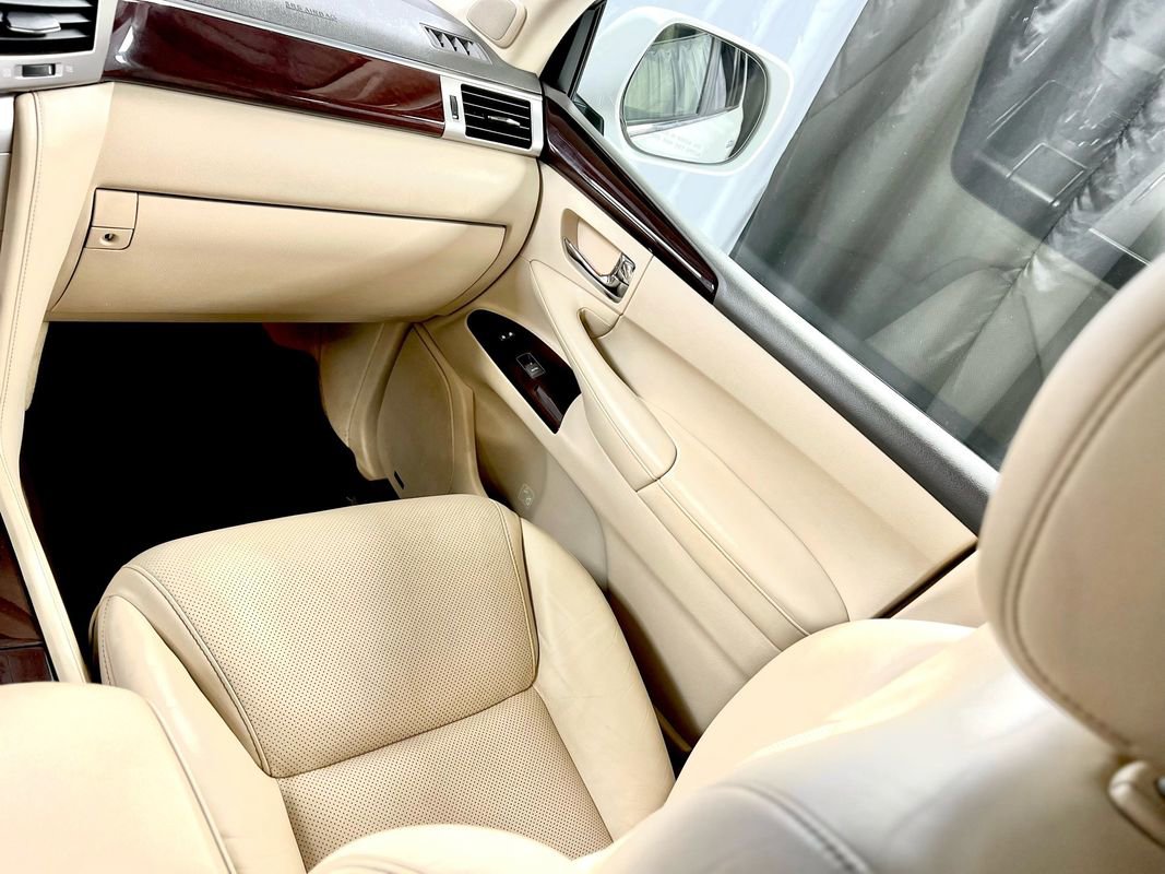 Used 2013 Lexus LX 570 4WD w/ Luxury Pkg image 21