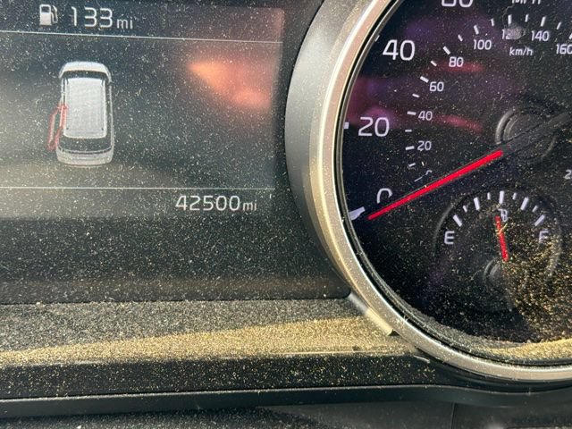 Used 2024 Kia Carnival LX FWD image 2