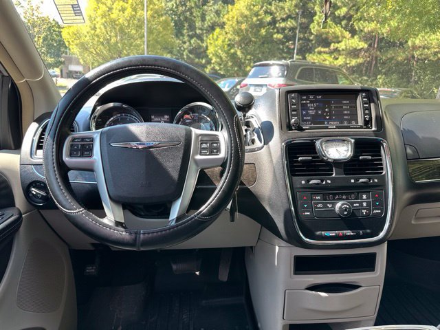Used 2016 Chrysler Town & Country Touring FWD image 11