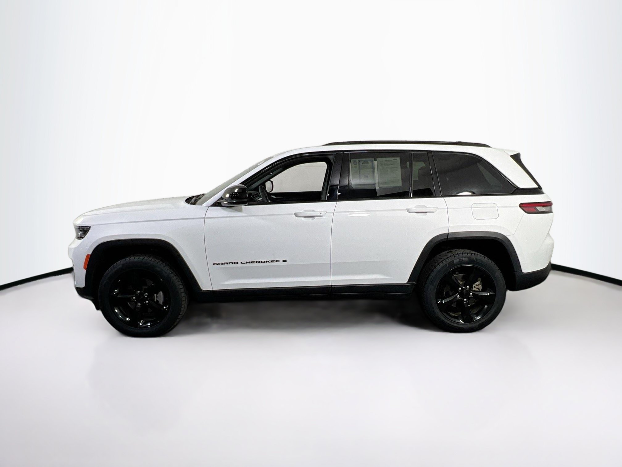 Used 2023 Jeep Grand Cherokee Altitude AWD/4WD image 8