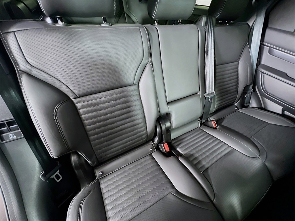 Used 2025 Land Rover Discovery Metropolitan Edition image 30