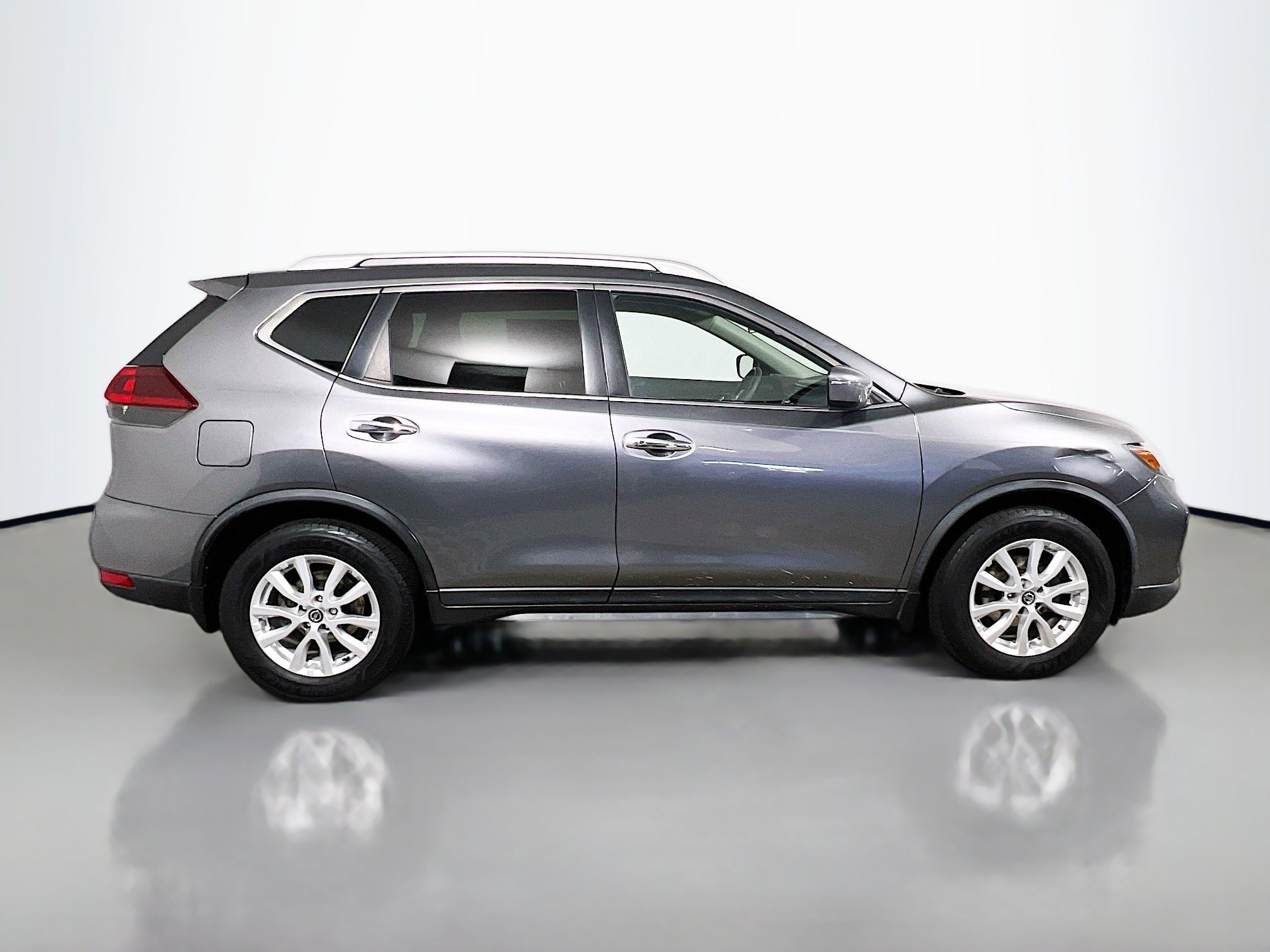 Used 2019 Nissan Rogue SV image 3