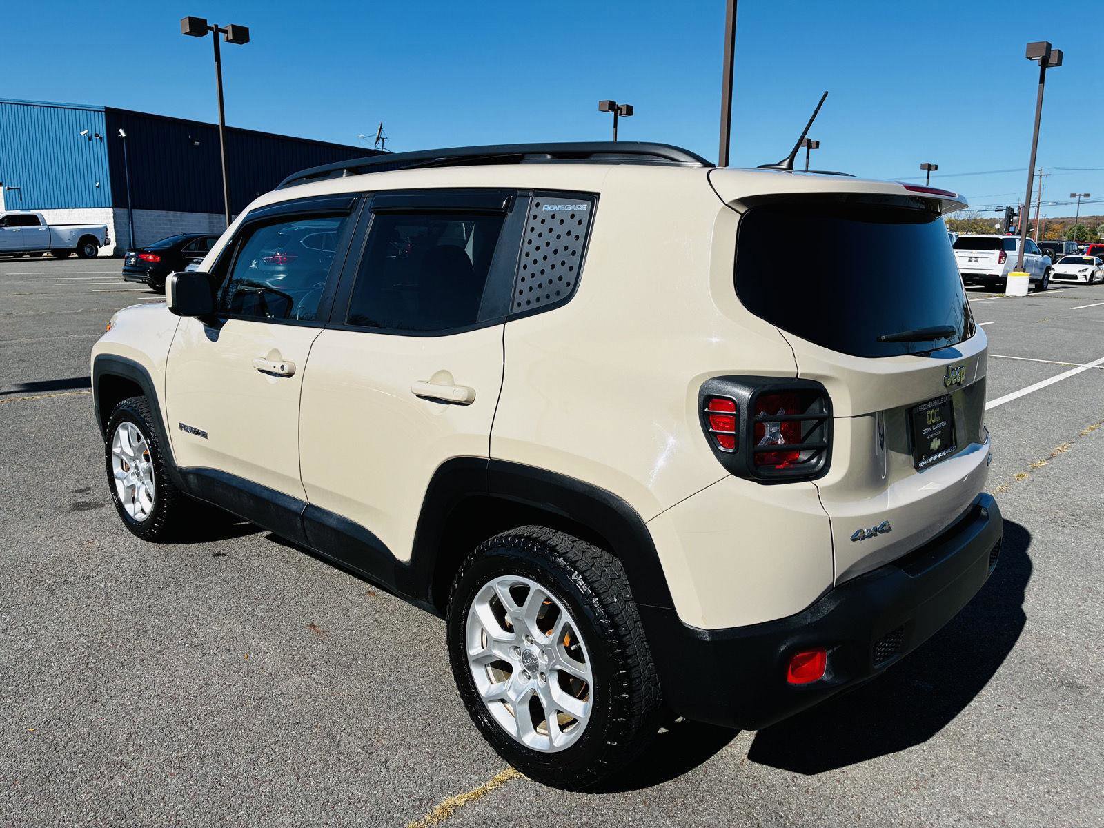 Used 2016 Jeep Renegade Latitude image 4
