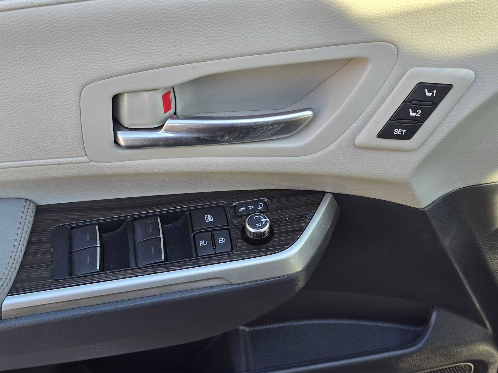 Used 2023 Toyota Sienna Limited image 26