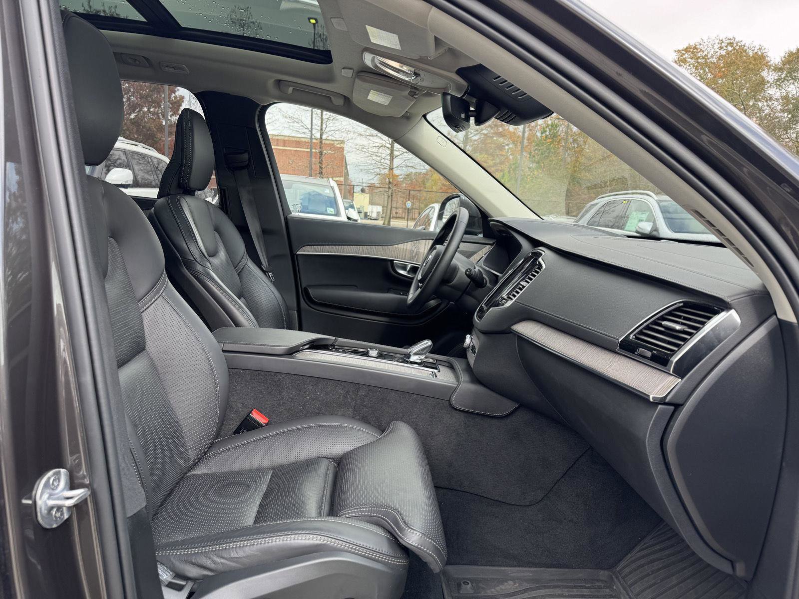 Used 2024 Volvo XC90 B6 Ultimate w/ Protection Package image 31
