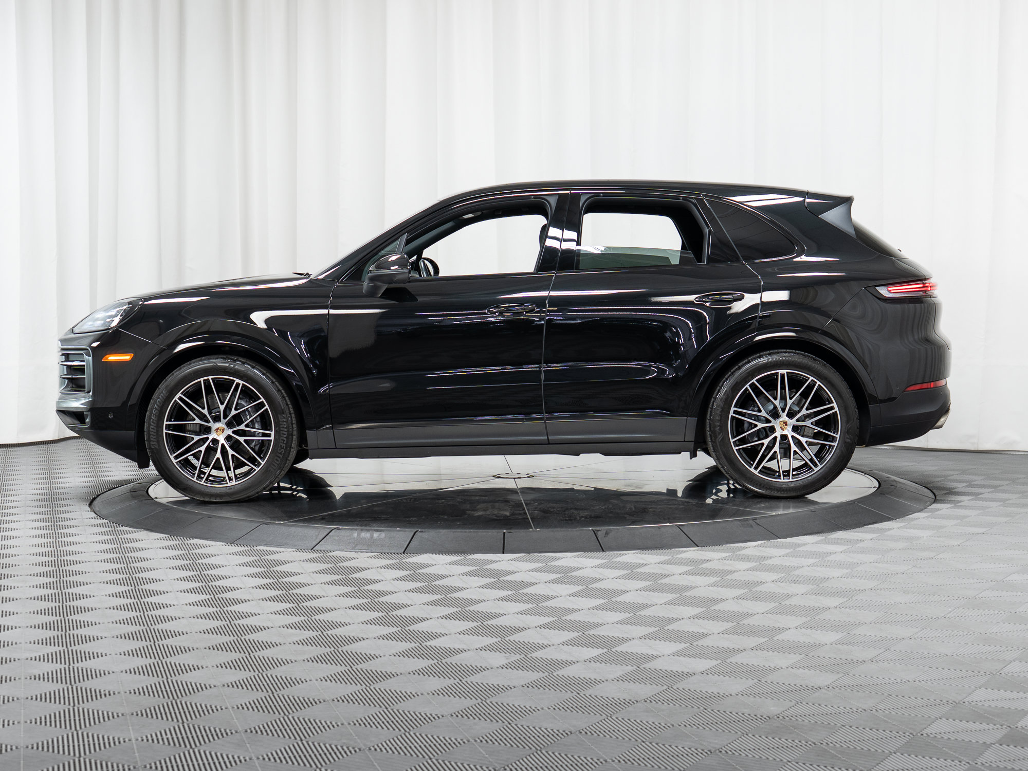 Used 2025 Porsche Cayenne AWD/4WD image 29