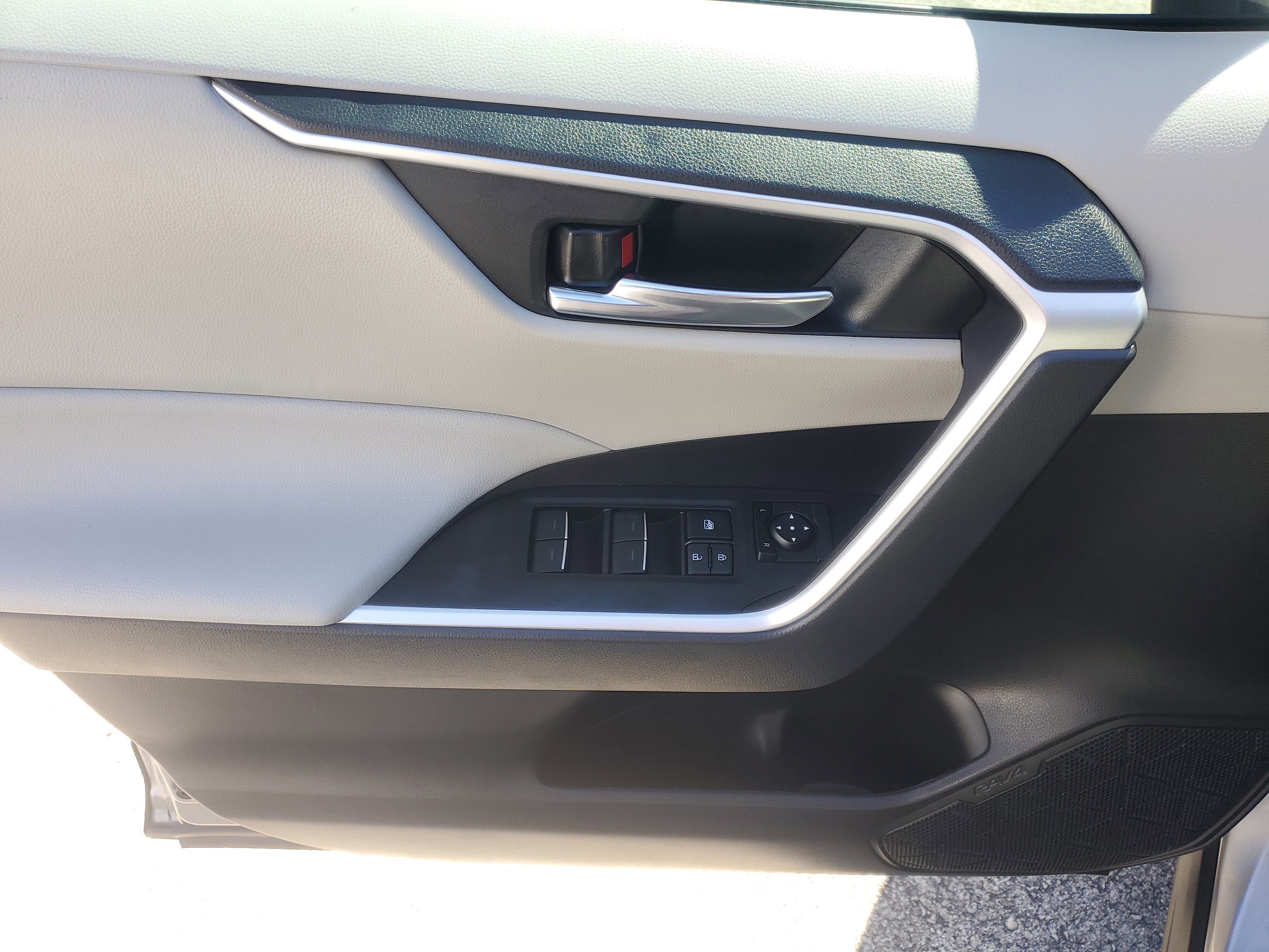 Used 2022 Toyota RAV4 XLE Premium image 20