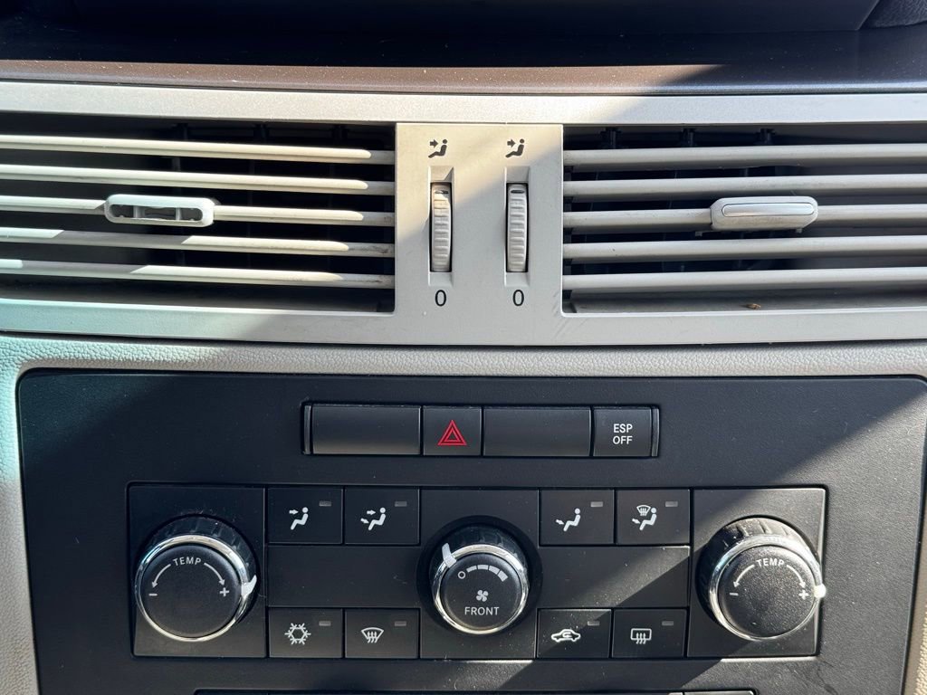 Used 2010 Volkswagen Routan SE image 15