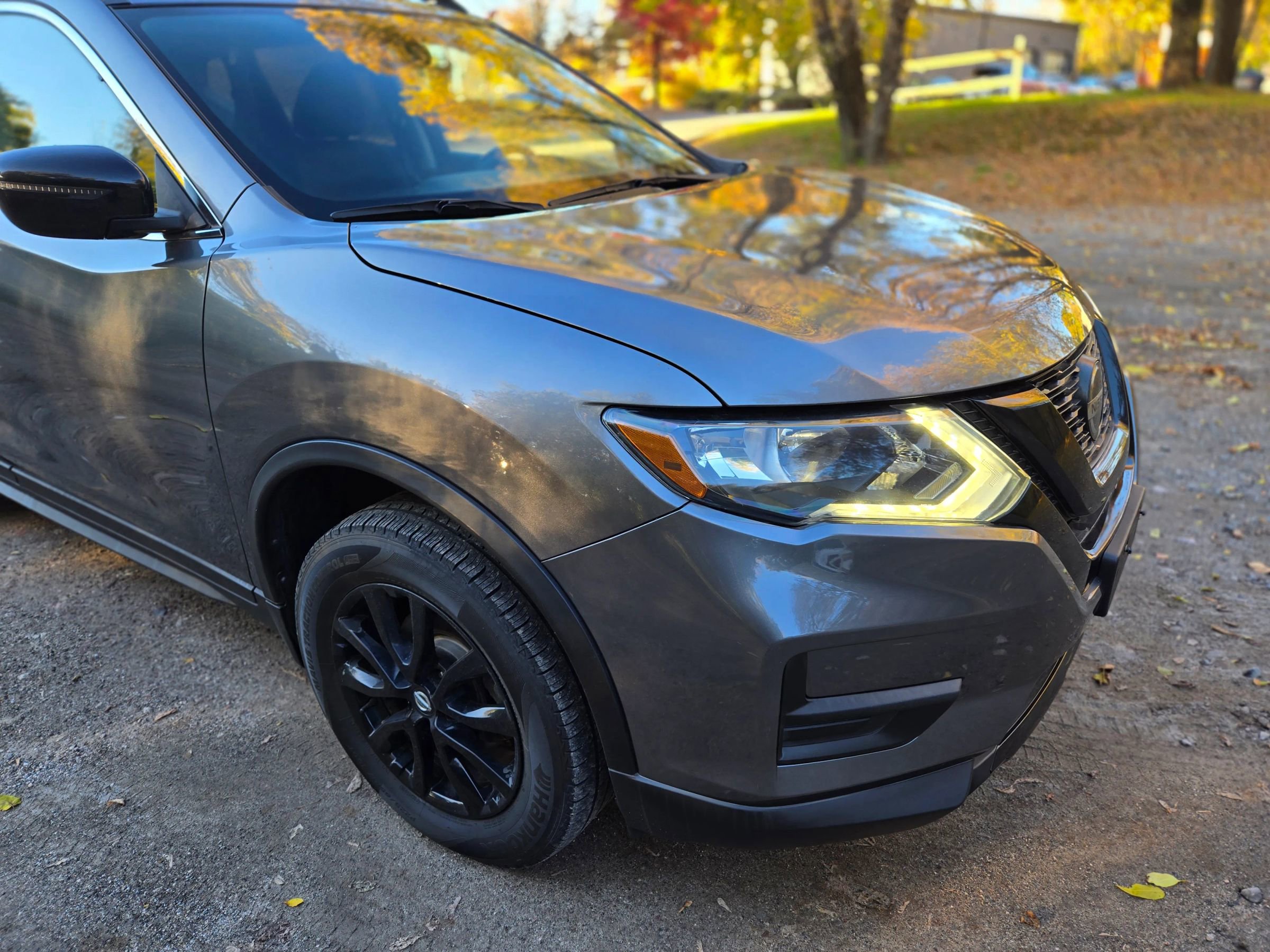 Used 2018 Nissan Rogue SV image 11