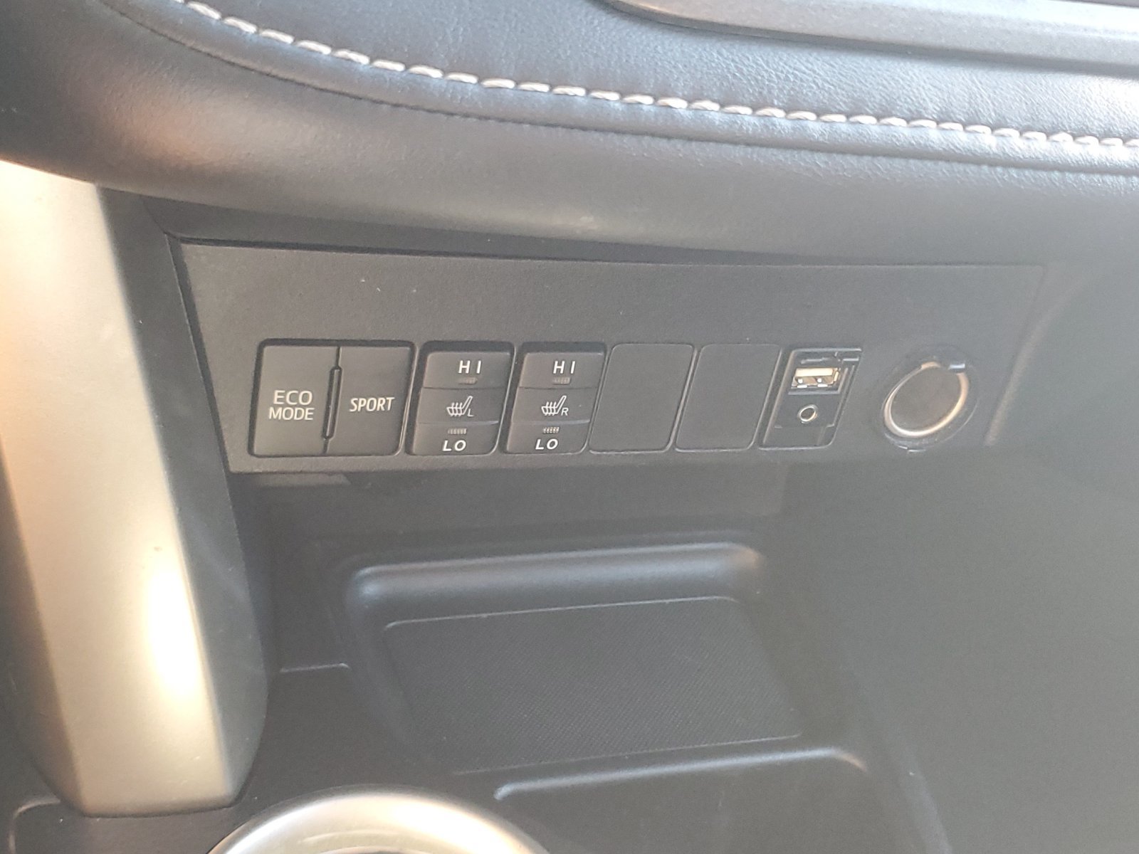 Used 2014 Toyota RAV4 Limited w/ Technology Package AWD/4WD image 31