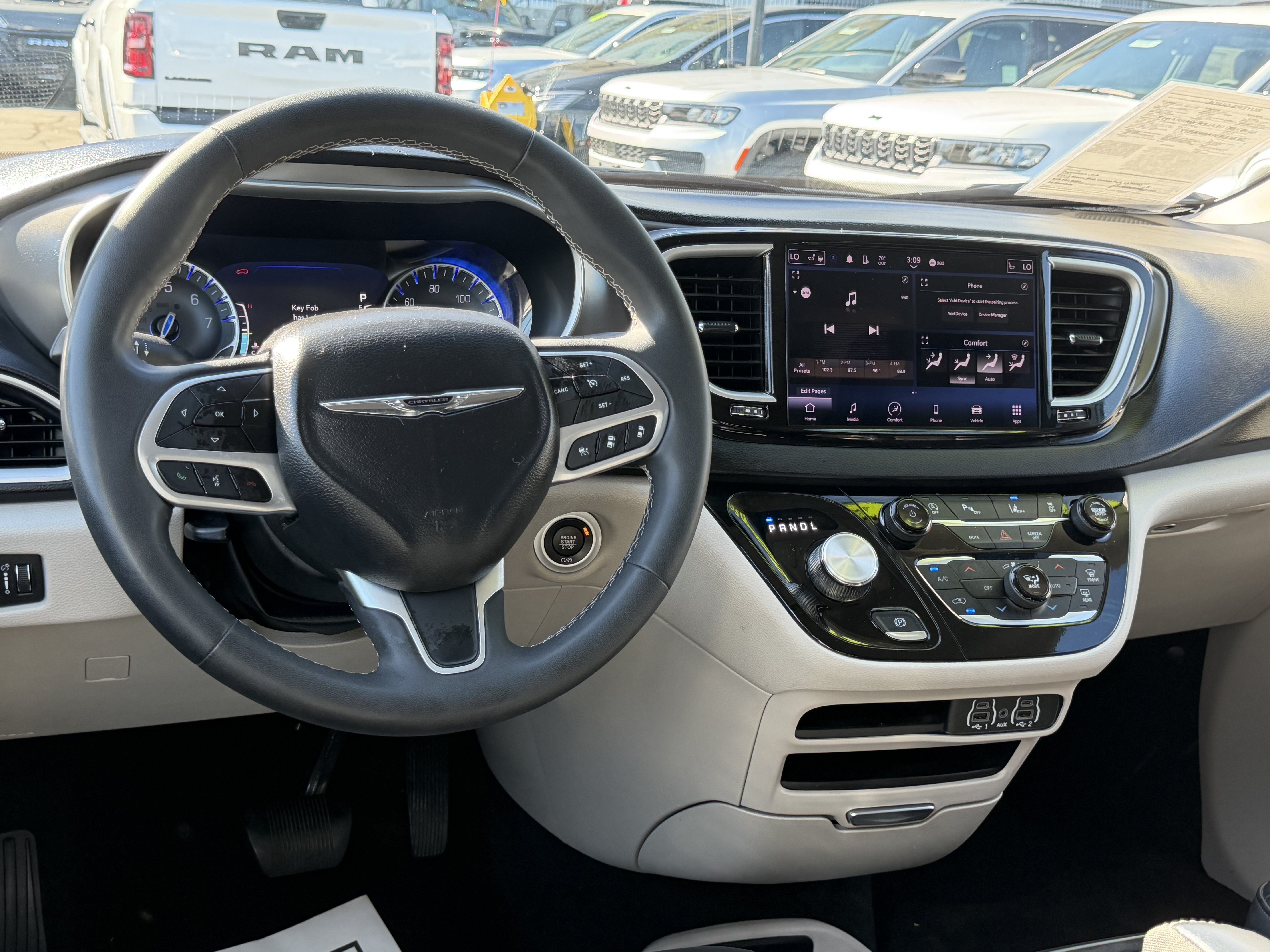 Certified 2024 Chrysler Pacifica Touring-L FWD image 31