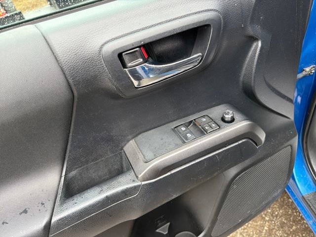 Used 2018 Toyota Tacoma TRD Off-Road AWD/4WD image 12