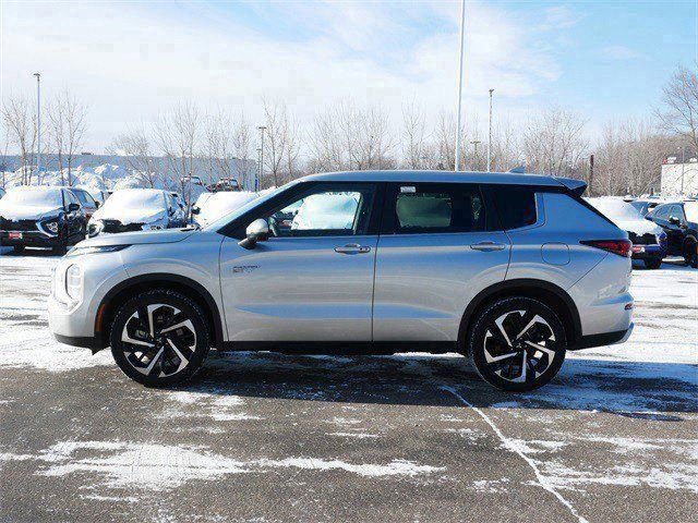 Used 2025 Mitsubishi Outlander SE image 4
