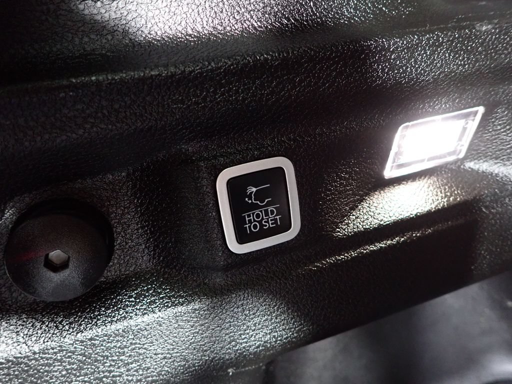 Used 2024 Jeep Grand Cherokee L Limited w/ Black Appearance Package AWD/4WD image 17