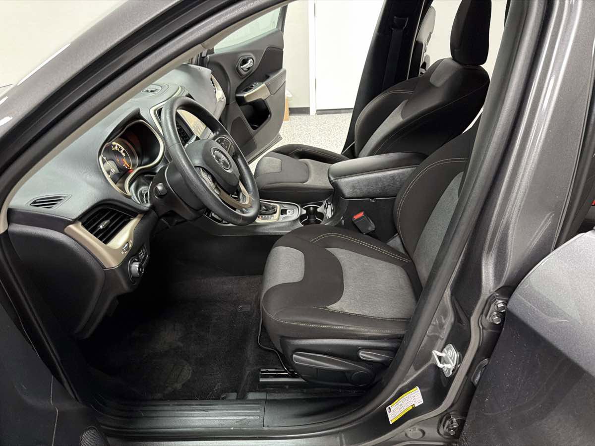 Used 2018 Jeep Cherokee Latitude image 11