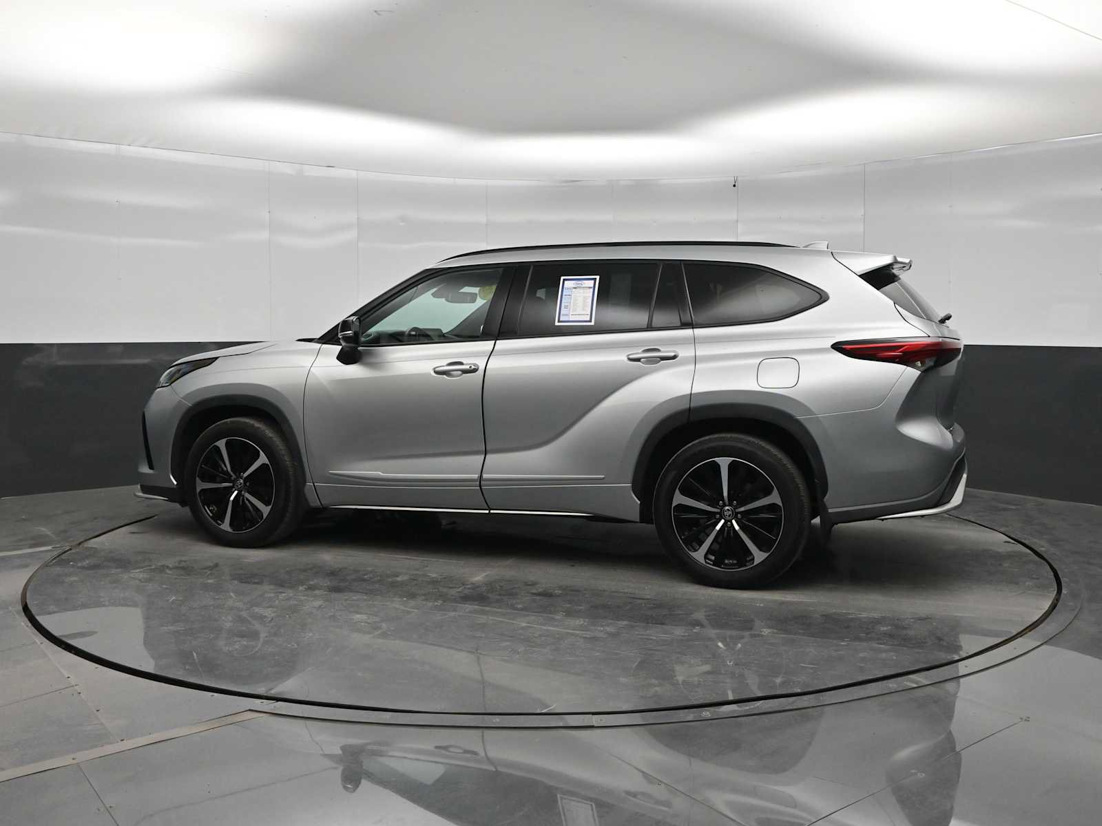 Used 2021 Toyota Highlander XSE AWD/4WD image 5