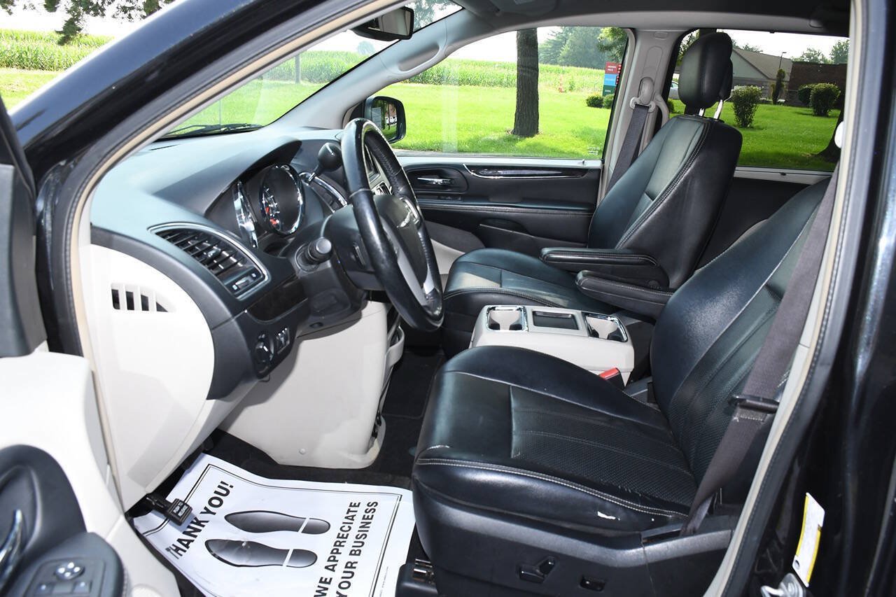 Used 2015 Chrysler Town & Country Touring-L w/ Driver Convenience Group FWD image 11