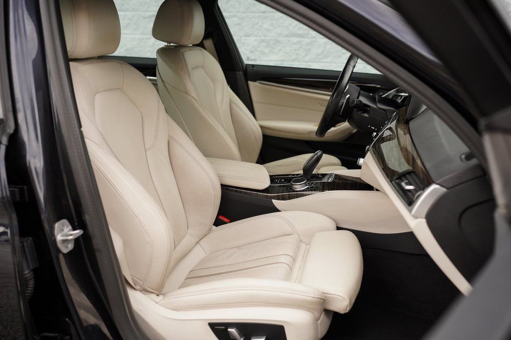 Used 2023 BMW 530e w/ M Sport Package image 25